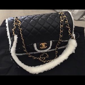 Chanel Winter Flapbag w White fur